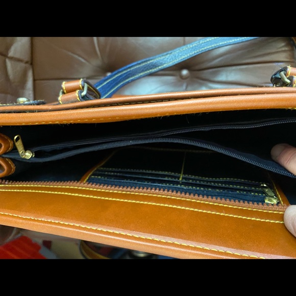 Vintage Dooney and Bourke All Weather Leather bag - Picture 6 of 9